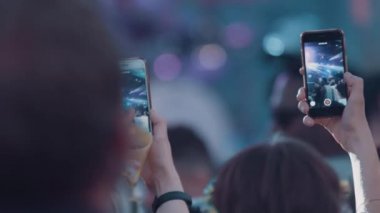 Kalabalık kullanarak telefonları müzik festivali konser ve atlama yukarı ve aşağı yavaş hareket sırasında