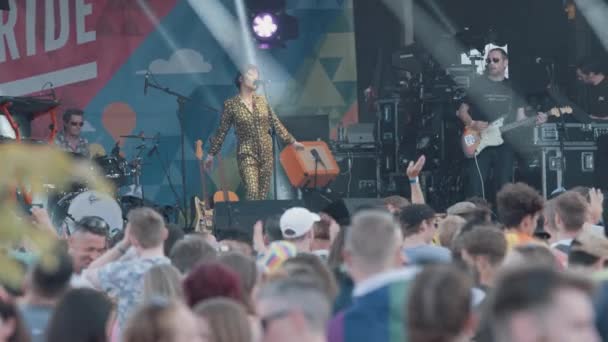 Band Performing Muziek Festival Concert Tijdens Bristol Pride Slow Motion — Stockvideo