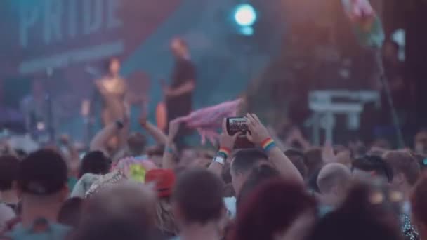 群衆を使用して電話の誇り音楽祭コンサート ジャンプ中に上下 — ストック動画
