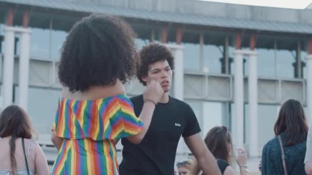 Perempuan Muda Menari Festival Musik Selama Bristol Pride Gerak Lambat Stok Video
