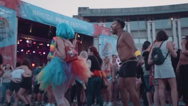 Brightly Dressed Jovem Dançando Festival Música Durante Bristol Pride — Vídeo de Stock