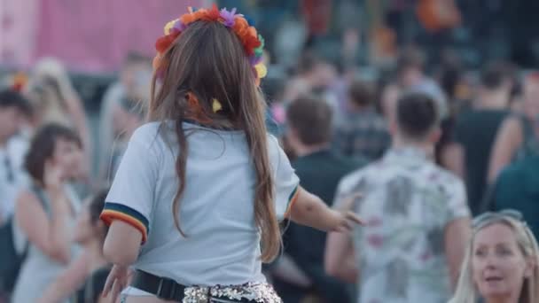 Giovane Ragazza Sulle Spalle Festival Musica Durante Bristol Pride — Video Stock