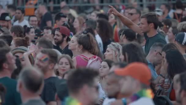 音楽祭群衆の屋外のギグで踊るブリストル プライド — ストック動画