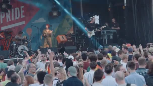Band Performing Muziek Festival Concert Tijdens Bristol Pride Slow Motion — Stockvideo