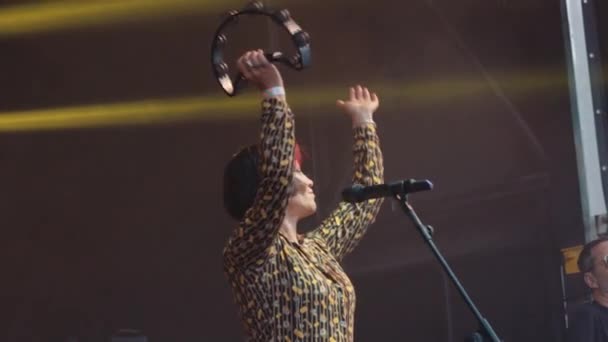 Woman Playing Tambourine Stage Pride Festival Bristol Reino Unido — Vídeo de Stock