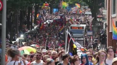 LGBT gökkuşağı bayrağı, Bristol İngiltere ile yürüyen gurur geçit töreni