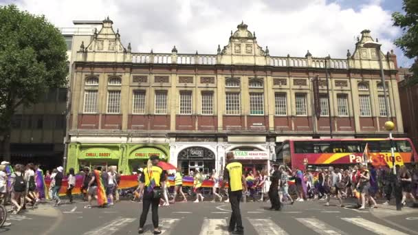 Desfile Del Orgullo Marchando Por Centro Ciudad Bristol Reino Unido — Vídeo de stock