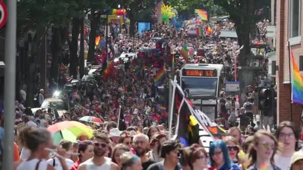 Pawai Parade Kebanggaan Dengan Bendera Pelangi Lgbt Bristol Stok Video