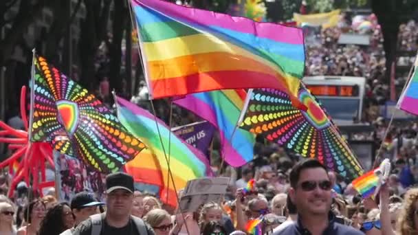 Prideparad Marscherar Med Hbt Regnbåge Flaggor Bristol Storbritannien — Stockvideo