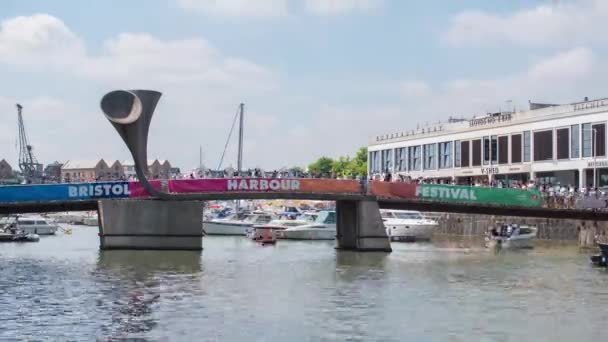 Zaman Atlamalı Kalabalık Geçiş Köprüsü Bristol Limanı Festivali — Stok video