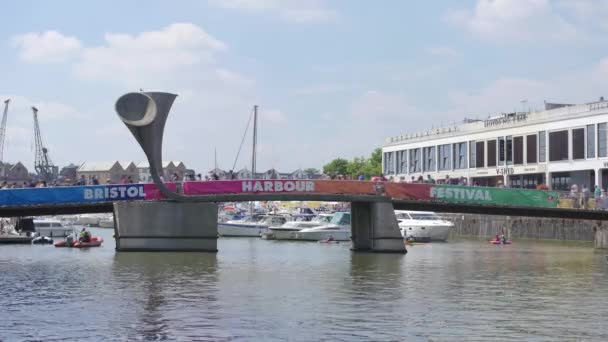 Menigte Van Mensen Kruising Brug Bij Bristol Haven Festival — Stockvideo