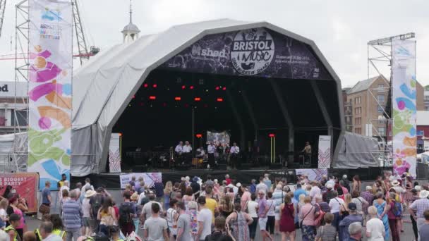 Толпа Людей Вокруг Главной Музыкальной Сцены Bristol Harbour Festival — стоковое видео