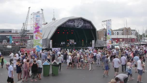 Толпа Людей Вокруг Главной Музыкальной Сцены Bristol Harbour Festival — стоковое видео