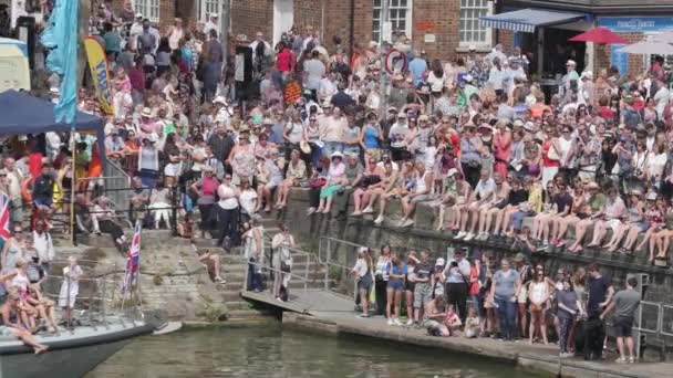 Tłum Ludzi Oglądania Imprezy Świeżym Powietrzu Festiwalu Port Bristol — Wideo stockowe