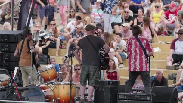 Banda Actúa Ante Multitud Bristol Harbour Festival — Vídeo de stock