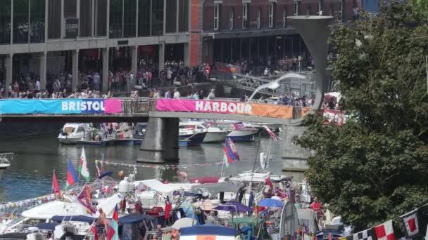 Moltitudine Persone Che Attraversano Ponte Bristol Harbour Festival — Video Stock