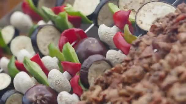 Cizallas Kebab Carne Verduras Girando Sobre Parrilla Mercado Alimentos Calle — Vídeo de stock