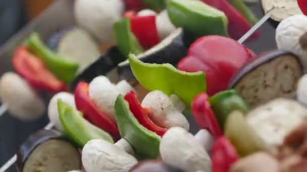 Σουβλάκια Λαχανικών Κεμπάπ Περιστρεφόμενη Πάνω Από Σχάρα Στο Market Street — Αρχείο Βίντεο