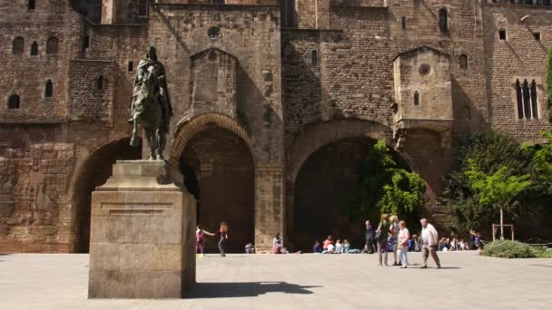 Turistler Yürüme Geçmiş Heykel Barselona Katedrali Yakınındaki — Stok video