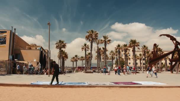 Barceloneta Beach Boardwalk Scenic Palm Trees Барселона — стоковое видео