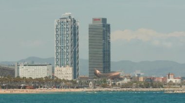 Barceloneta plaj yaz doğal gökdelenler ile meşgul