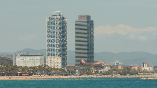 Пляж Barceloneta Занятая Летняя Сцена Небоскребами — стоковое видео