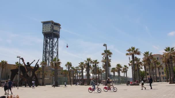 バルセロナ市バルセロネータ ビーチでポート ケーブルカーに乗る — ストック動画