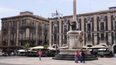 Turistler fotoğraf Downtown Catania Town Square doğal için poz