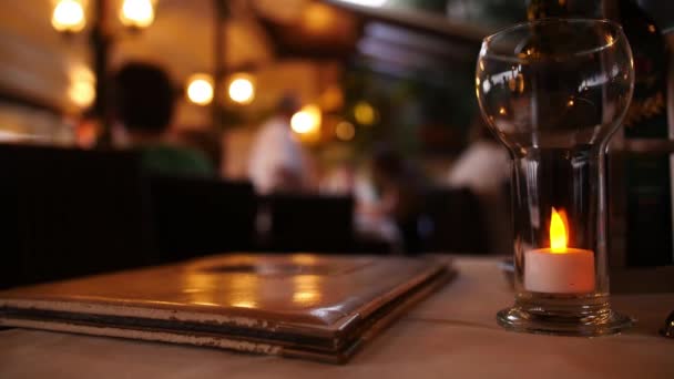 Menu Restauracji Kieliszek Wina Oświetlone Świecami Kelner Defocused Tle — Wideo stockowe