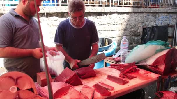 Fish Monger Chopping Selling Fish Catania Fish Market Сицилия Италия — стоковое видео