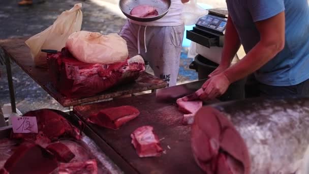 Marché Aux Poissons Catane Poisson Hachant Préparant Espadon Mouvement Lent — Video