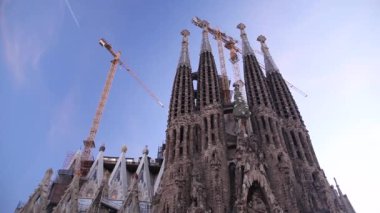 La Sagrada Famila Katedrali ile inşaat çalışması sırasında Vinçler