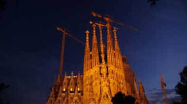 La Sagrada Familia Katedrali Barcelona gece, su - yansıması yakın çekim