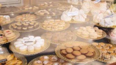 Taze pişmiş hamur işleri pencere görüntü Avrupa Ptisserie ekmek'deki