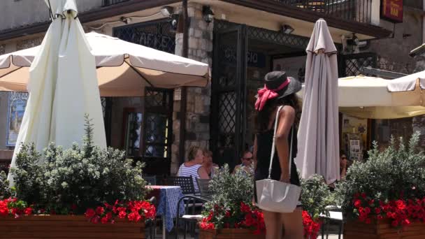 Turistas Sentados Fuera Del Café Italiano Castelmola Sicilia — Vídeos de Stock