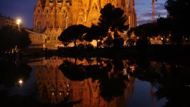 Sagrada Família Barcelona Nocy Odbicia Wodzie Bliska — Wideo stockowe