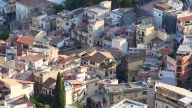Taormina, Sicilya İtalya - eski İtalyanca şehirdeki binaların çatıları