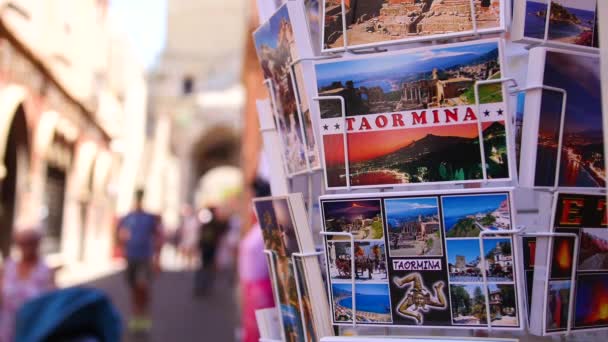 Καρτ Ποστάλ Της Taormina Στην Επίδειξη Στο Κατάστημα Αναμνηστικών Defocused — Αρχείο Βίντεο