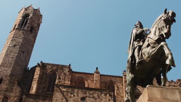 Standbeeld Buurt Van Kathedraal Van Barcelona Gotische Wijk Barri — Stockvideo