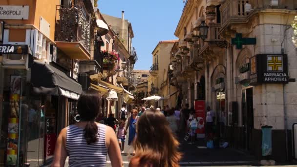 Τουρίστες Στις Διακοπές Περπάτημα Στο Δρόμο Στην Ιταλία Ταορμίνα — Αρχείο Βίντεο