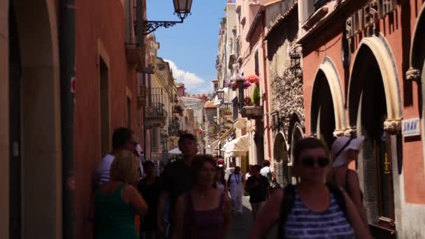 Touristes Marcher Dans Rue Taormina Sicile Italie — Video