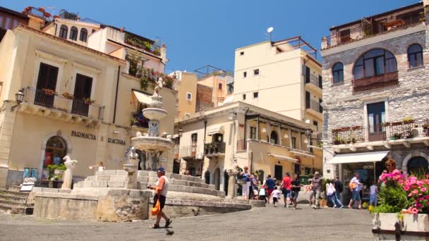 Τουρίστες Στην Πλατεία Της Πόλης Σικελία Taormina — Αρχείο Βίντεο