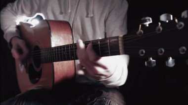 Akustik gitar, yakın oynayarak anonim müzisyen