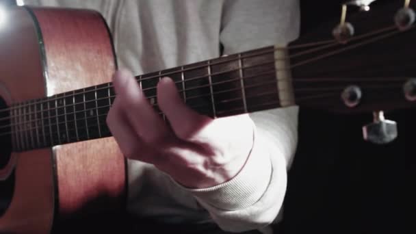 Anonymer Musiker Spielt Akustikgitarre Nahaufnahme — Stockvideo