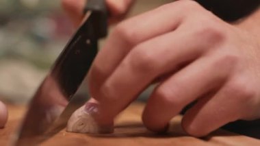 Şef mutfak Ahşap Doğrama tahtası üzerinde arpacık kadar doğrama