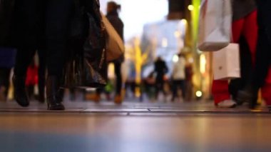 Kalabalık alışveriş merkezi, yakın metrelik kadar yürüyüş