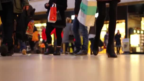 Πλήθος Ανεβαίνοντας Στο Εμπορικό Κέντρο Κλείσιμο Των Ποδιών — Αρχείο Βίντεο