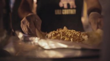 Sokak gıda satıcı burrito Wrap yapıyor