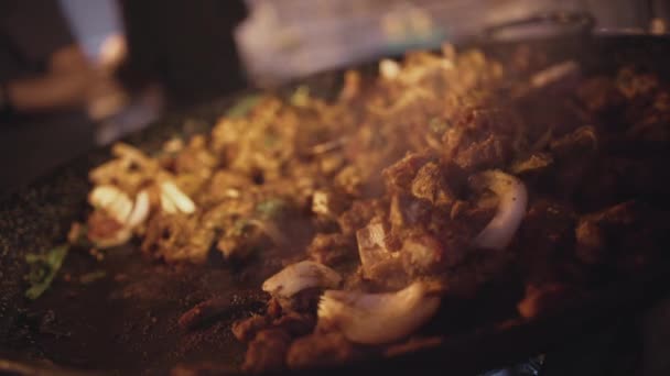 Sizzling Chilli Carne Veg Cocinar Sartén Puesto Comida Calle — Vídeo de stock
