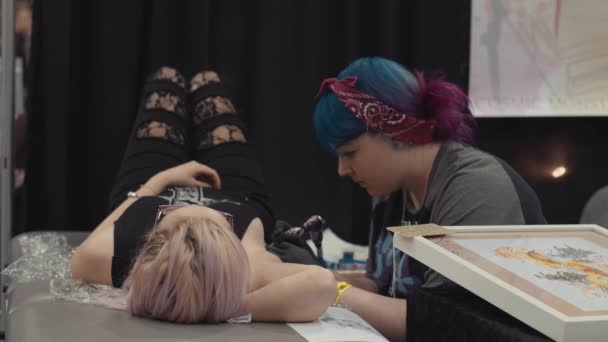 Καλλιτέχνης Τατουάζ Τατουάζ Γυναίκα Στο Studio — Αρχείο Βίντεο